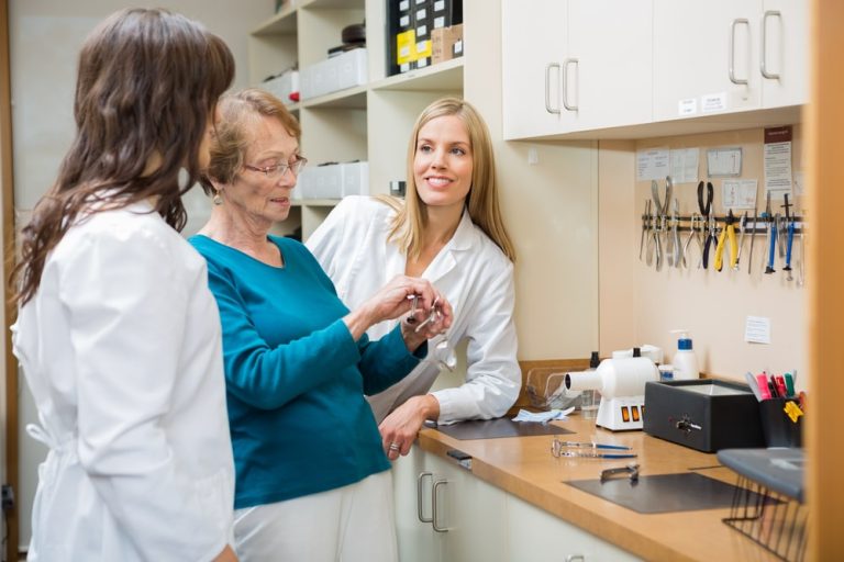 W 2022 roku zarobki uczących się zawodu w Niemczech były najwyższe w zawodach związanych z ochroną zdrowia i opieką