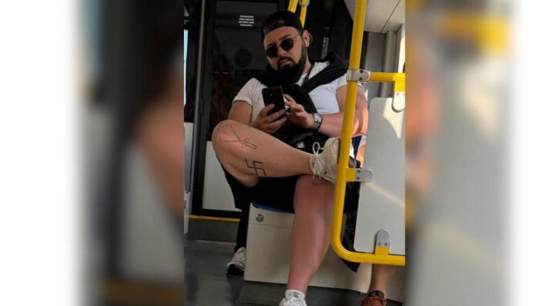 Policja w Köln publikuje wizerunek mężczyzny z tatuażem ze swastyką. Trwa poszukiwanie w związku z prezentowaniem zakazanego symbolu