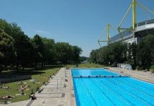 Napaść na tle seksualnym i masowa bójka na odkrytym basenie w Dortmundzie