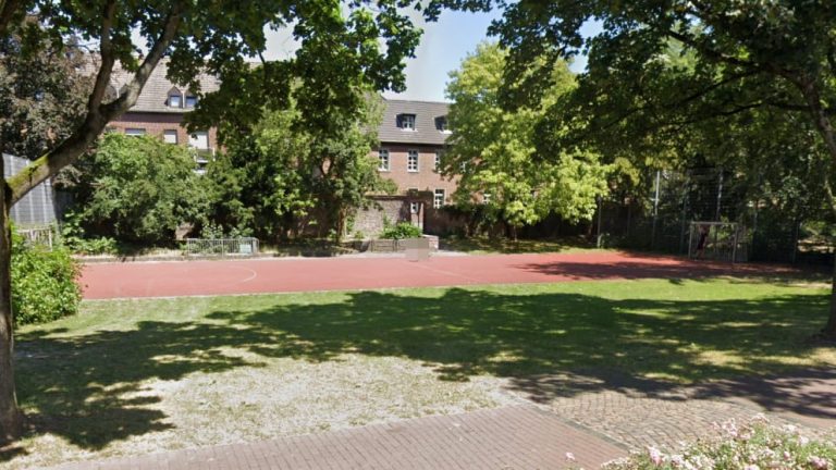 Brutalny atak na boisku w Kempen — mężczyzna pobił żonę na oczach córki