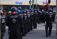 Protesty przeciwko obostrzeniom pandemicznym w Berlinie – 650 policjantów w akcji