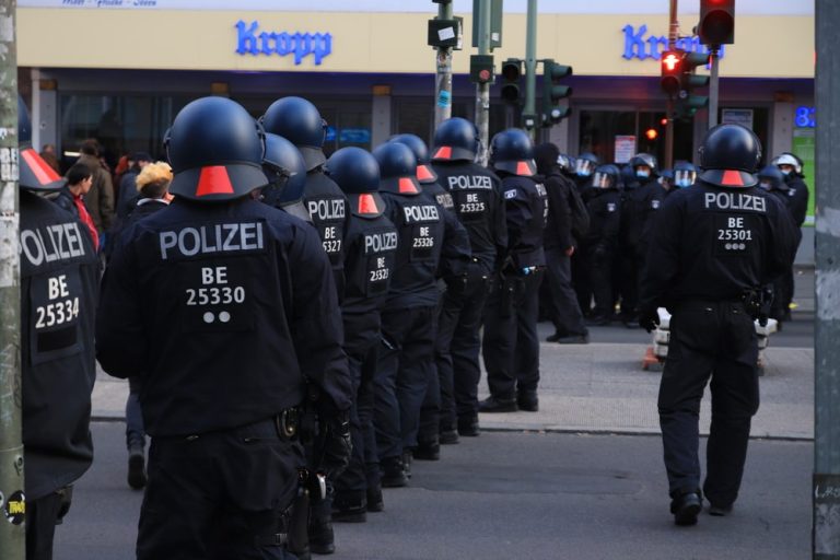 Protesty przeciwko obostrzeniom pandemicznym w Berlinie – 650 policjantów w akcji