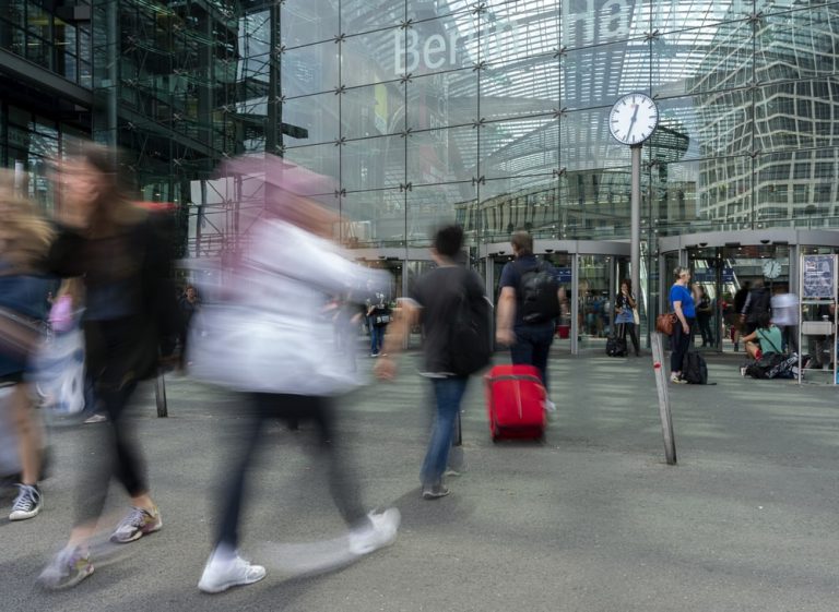 Prawa pracownicze a piątkowy strajk w Niemczech: co zrobić, gdy pociągi szybkiej kolei miejskiej nie kursują?