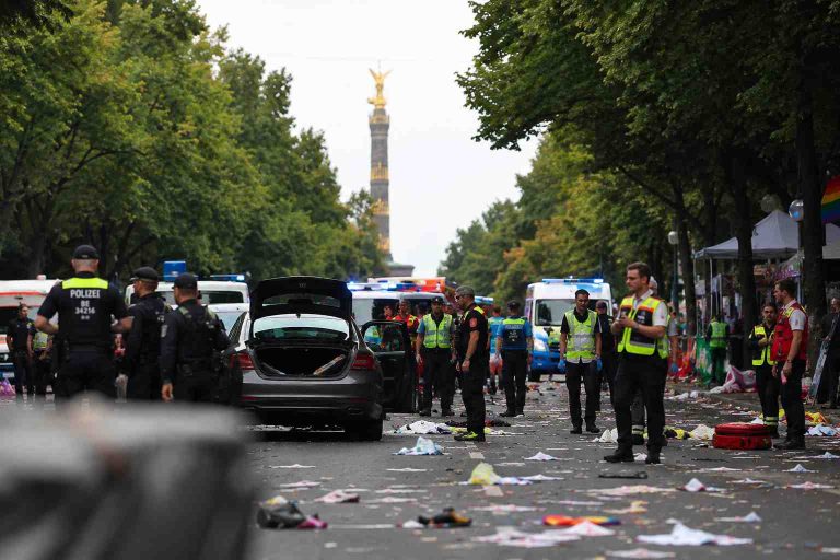 Berlin: Samochód wjechał w tłum podczas Christopher Street Day. 14 rannych i jedna ofiara śmiertelna!