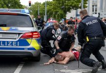 Berlin: Agresywny 38-latek groził dzieciom. Policja musiała sięgnąć po gaz i pałki