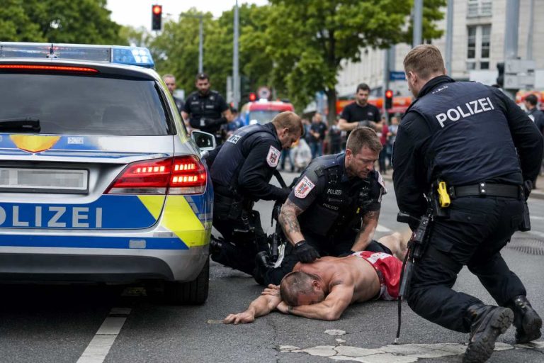 Berlin: Agresywny 38-latek groził dzieciom. Policja musiała sięgnąć po gaz i pałki