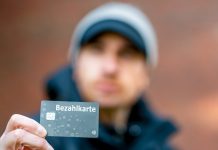 Po wprowadzeniu karty płatniczej w jednym z powiatów w Turyngii: co czwarty uchodźca podjął pracę lub wyjechał