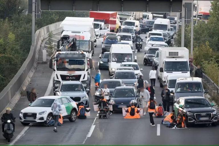 Ogromny korek na A100 w Berlinie: Aktywiści „Ostatniego Pokolenia” zablokowali dwie karetki pogotowia
