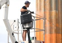 Atak farbą na Bramę Brandenburską – Berlin żąda 142.000 euro od aktywistów klimatycznych