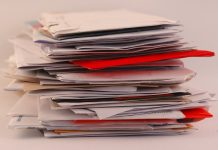 Przesyłki piętrzyły się aż pod sufit: w mieszkaniu listonoszki z Berlina znaleziono tysiące niedostarczonych listów, gazet i katalogów