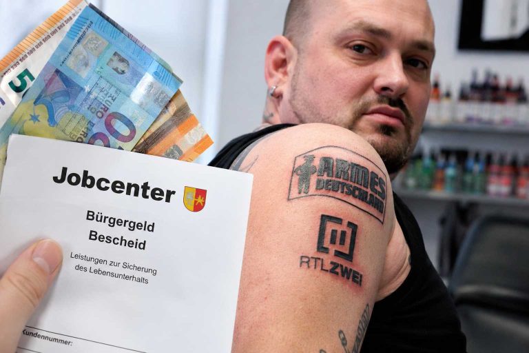 Niemiec żyje z zasiłku i wydał 100 euro na tatuaż. „Na koszt państwa żyje się lepiej”