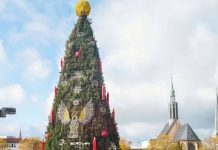 Choinka na jarmarku bożonarodzeniowym w Dortmundzie wywołuje oburzenie
