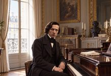 Niemiecki „WELT” pisze, że Chopin był gejem! Zarzuca Polsce przemilczanie jego miłości do mężczyzn Fryderyk Chopin przy fortepianie — ilustracja AI
