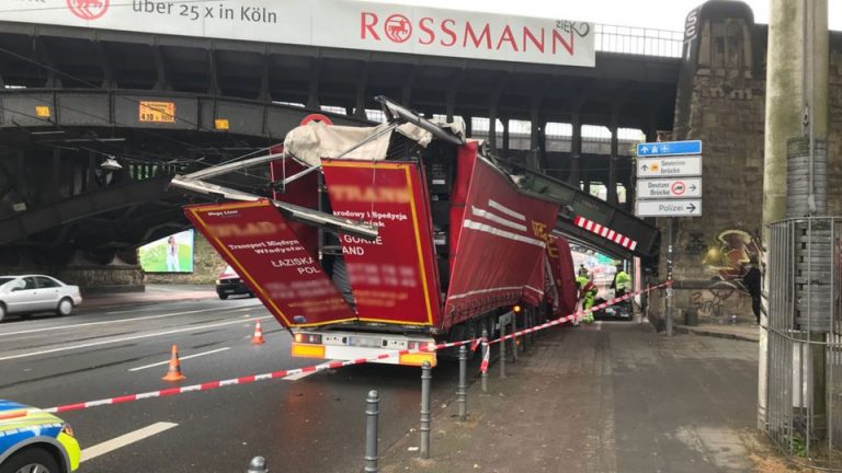 Polska ciężarówka zaklinowała się pod mostem w Kolonii