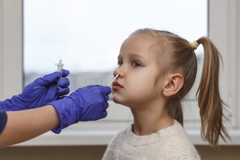 Konsekwencje pandemii w Niemczech: ponad 3,5 mld euro na testy na koronawirusa w szkołach i placówkach dziennej opieki nad dziećmi