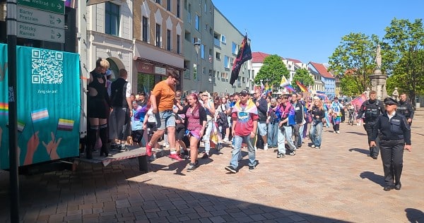 Kontrowersyjna decyzja władz – pokojowa parada równości w Schönebeck rozwiązana przed czasem