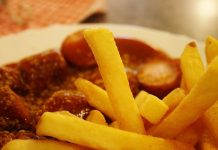 Nastolatek z Düsseldorfu zapłacił za currywurst fałszywymi pieniędzmi – sąd skazał chłopaka na 30 godzin prac społecznych