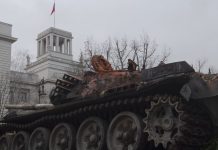 Zniszczony rosyjski czołg przed ambasadą Rosji w Berlinie