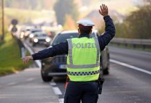 Oto kiedy policja w Niemczech ma prawo przeszukać samochód!