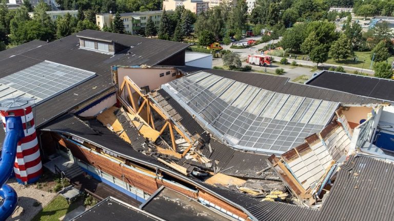 O krok od tragedii: Na kilka dni przed planowanym otwarciem basenu w Schwedt zawalił się jego dach