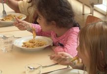 Niemcy: zgromadzenie obywatelskie za darmowymi obiadami dla dzieci w szkołach i przedszkolach