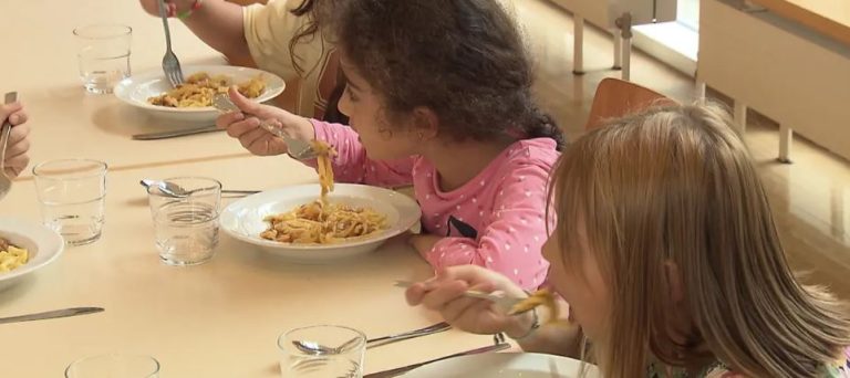 Niemcy: zgromadzenie obywatelskie za darmowymi obiadami dla dzieci w szkołach i przedszkolach