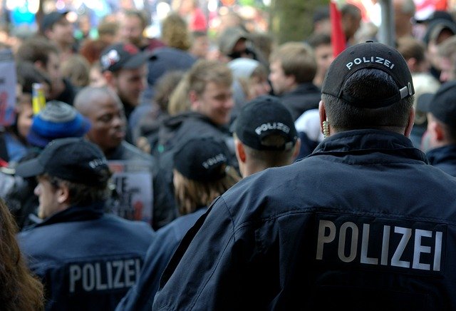 Niemcy: osoba odpowiedzialna za nakładanie grzywien w związku z nieprzestrzeganiem obostrzeń, przyłapana na demonstracji bez maseczki!