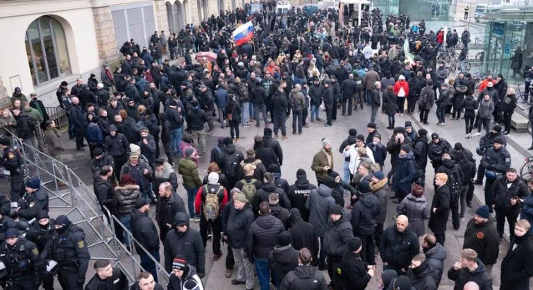 Głośny protest przeciwko marszowi neonazistów w Dreźnie – interweniowało prawie 2 000 policjantów