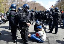 Około 8 000 osób demonstrowało dzisiaj w Berlinie przeciwko polityce koronawirusowej