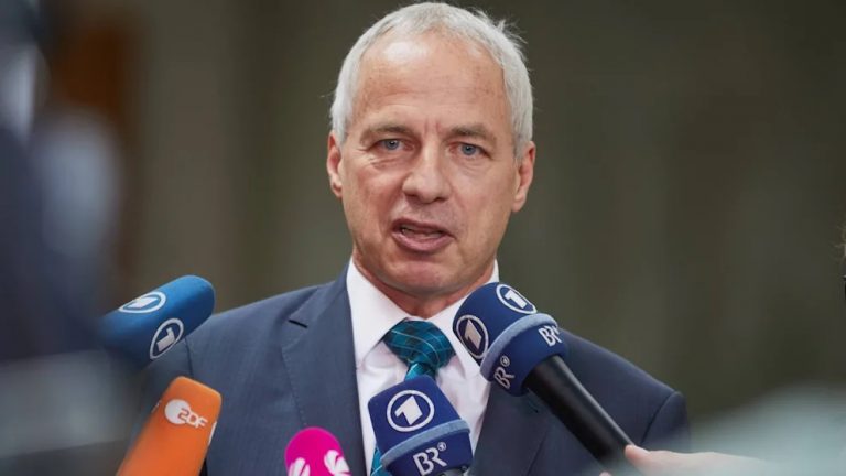 Niemiecki sędzia zbierał zdjęcia nagich, związanych dziewczynek