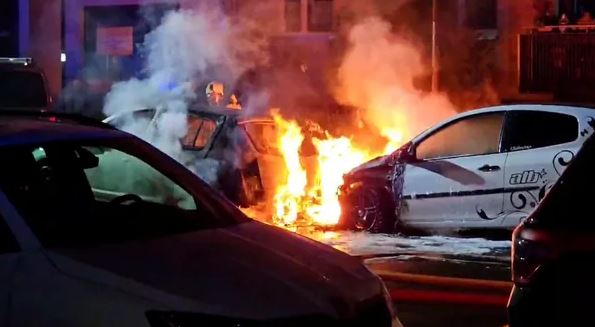 Drezno: tajemnicza seria pożarów samochodów, trwa dochodzenie