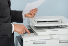 Niemieckie prawo pracy: czy pracownikowi wolno w biurze firmy drukować prywatne dokumenty lub ładować telefon komórkowy?