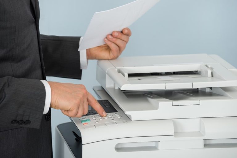 Niemieckie prawo pracy: czy pracownikowi wolno w biurze firmy drukować prywatne dokumenty lub ładować telefon komórkowy?