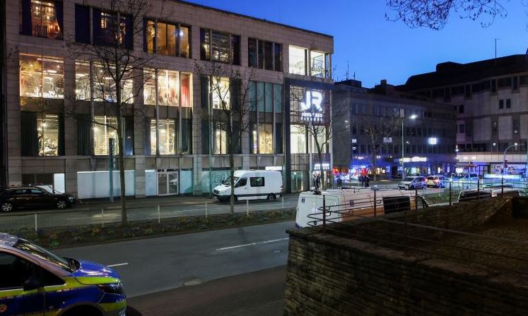 Atak w klubie fitness w Duisburgu – sprawca nadal na wolności
