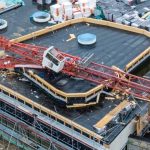 dźwig przewrócił się na basen-min