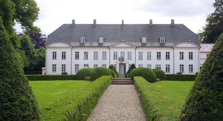 Szlezwik-Holsztyn: Uczniowie elitarnej szkoły z internatem śpiewali prawicowo-ekstremistyczne hasła