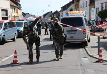 Alarm w Kraju Saary: emeryt zabarykadował się w mieszkaniu i strzela do policjantów!