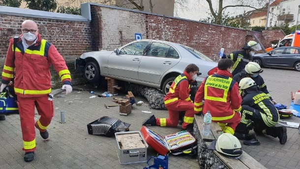 Niemcy: emeryt wjechał na parkingu supermarketu w pieszych-jedna osoba nie żyje, a kolejna jest ciężko ranna!