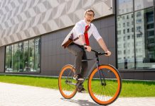 Niemcy: osoby lepiej wykształcone częściej jeżdżą na rowerze