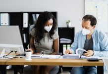 Niemcy: Pracodawca musi określić czas noszenia maseczek FFP2 i długość przerwy w ich stosowaniu