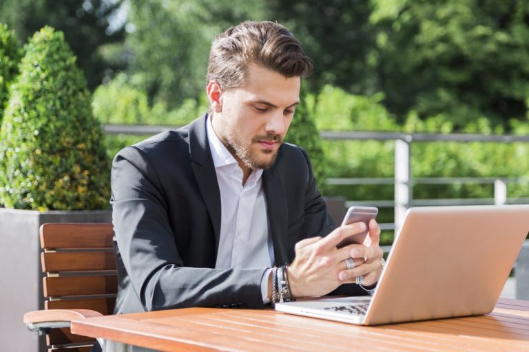 Służbowy telefon komórkowy a niemieckie prawo pracy. Najważniejsze pytania i odpowiedzi