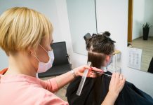 Lauterbach rozważa ponowne wprowadzenie jesienią obowiązku noszenia maseczek w pomieszczeniach zamkniętych