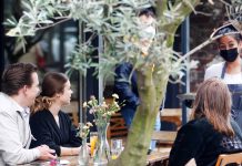 Weekend w Nadrenii Północnej-Westfalii: Pełne tarasy restauracji – dostęp tylko dla zaszczepionych, ozdrowieńców lub z testem!