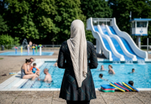 Odkryty basen w Południowym Tyrolu wprowadza specjalną godzinę dla muzułmanek. Decyzja wywołała spór polityczny