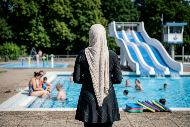 Odkryty basen w Południowym Tyrolu wprowadza specjalną godzinę dla muzułmanek. Decyzja wywołała spór polityczny