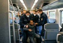 Niemcy: Tunezyjczyk groził pasażerce odłamkiem szkła w pociągu. Podczas zatrzymania próbował ugryźć policjantów