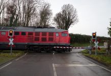 Śmiertelny wypadek w Szlezwiku-Holsztynie: wpatrzona w telefon 15-latka potrącona przez pociąg