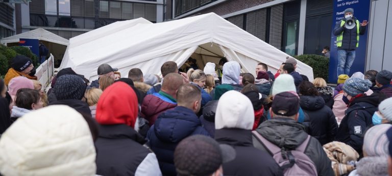 Niemcy: za mało miejsc noclegowych dla uchodźców, konieczne spotkanie na szczycie!