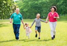 Niemcy: Czy dziadkowie pomagający w opiece nad wnukami mogą liczyć na ulgi podatkowe?