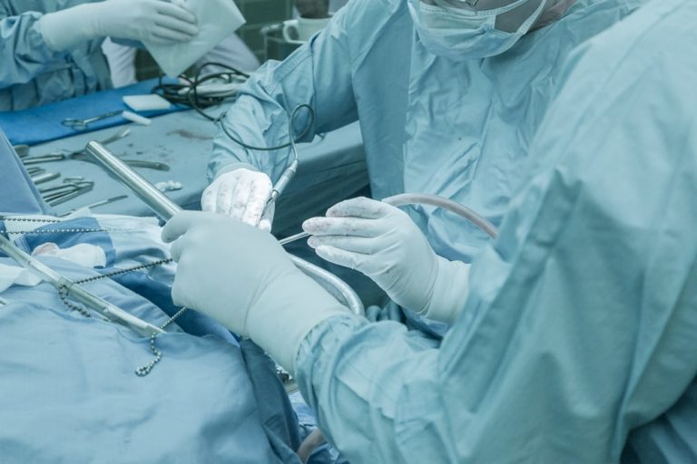 Klinika we Frankfurcie nad Menem odmówiła operacji serca dziecka (3), ponieważ jego rodzicie nie byli zaszczepieni